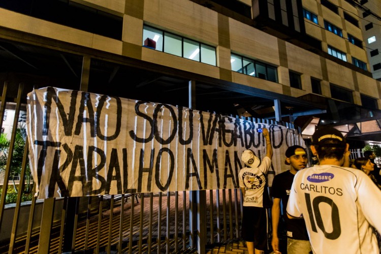 Torcedores organizados do Corinthians fazem protesto na frente da Federação Paulista (Adriano Vizoni/Folhapress)