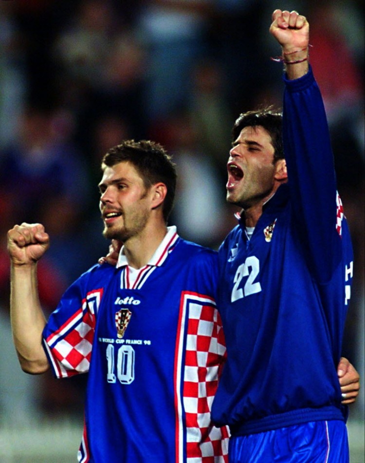 Boban, o camisa 10 (à esquerda), comemora com Asanovic o terceiro lugar na Copa-1998 (Crédito: Patrick Hertzog - 11.jul.1998/AFP